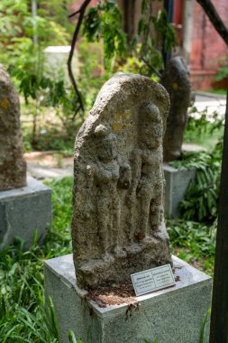 Chennai, Tamil Nadu, Hindistan - 02.07.2025: Yanında tabela olan taş bir adam heykeli. Tabelada yabancı bir dil var. Chennai 'de.