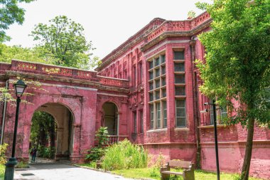 Chennai, Tamil Nadu, Hindistan - 02.07.2025: Büyük kemerli kırmızı bir bina. Kemer yolu taştan yapılmıştır. Chennai 'de.
