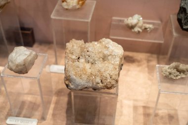 Chennai, Tamil Nadu, Hindistan - 02.07.2025: Vitrinde beyaz bir kaya var. Taş tezgahta duruyor. Vitrinde başka taşlar da var. Chennai 'de.