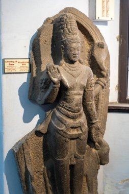 Chennai, Tamil Nadu, Hindistan - 02.07.2025: Elinde yılan olan bir kadın heykeli. Heykel bir müzede sergileniyor. Chennai 'de.