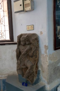 Chennai, Tamil Nadu, Hindistan - 02.07.2025: Yanında mavi işareti olan bir adam heykeli. Tabelada 