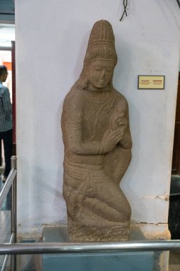 Chennai, Tamil Nadu, Hindistan - 02.07.2025: Bir kişinin heykeli bir kaidede oturmaktadır. Heykel kahverengi ve kafası var. Chennai 'de.