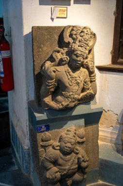 Chennai, Tamil Nadu, Hindistan - 02.07.2025: Başlıklı bir adamın heykeli sergileniyor. Heykelin arkasında kırmızı bir yangın söndürücü var. Chennai 'de.