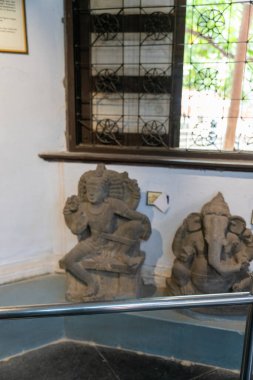 Chennai, Tamil Nadu, Hindistan - 02.07.2025: Arkasında bir kadın heykeli olan bir adam heykeli.