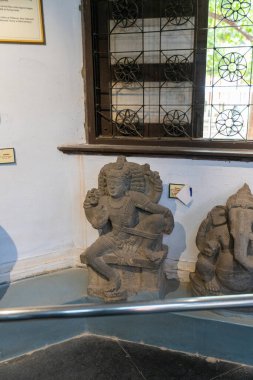 Chennai, Tamil Nadu, Hindistan - 02.07.2025: İki sakallı erkek heykeli. Chennai 'de.