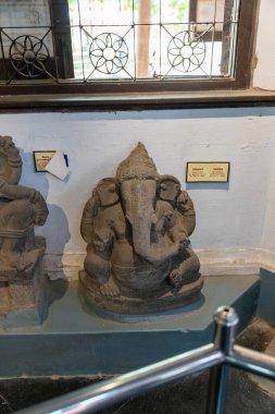 Chennai, Tamil Nadu, Hindistan - 02.07.2025: Hindu bilgelik ve refah tanrısı Ganesh 'in heykeli bir çıkıntıda sergilenmektedir. Chennai 'de.