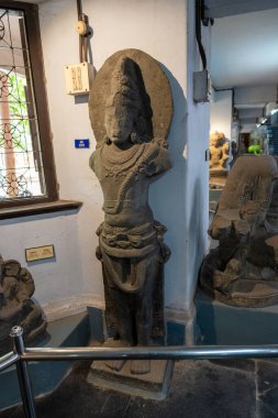 Chennai, Tamil Nadu, Hindistan - 02.07.2025: Müzede bir erkek heykeli sergileniyor. Heykel taştan yapılmıştır ve çok ayrıntılıdır. Chennai 'de.