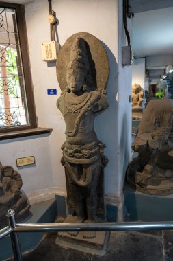 Chennai, Tamil Nadu, Hindistan - 02.07.2025: Arkasında mavi işareti olan bir adam heykeli. Heykel bir müzede sergileniyor. Chennai 'de.