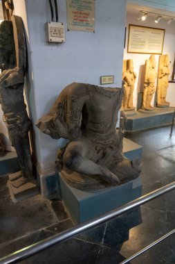 Chennai, Tamil Nadu, Hindistan - 02.07.2025: Bir heykelin üzerinde oturan bir adam heykeli. Heykelin kafası kayıp. Chennai 'de.