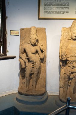 Chennai, Tamil Nadu, Hindistan - 02.07.2025: Küçük bir nesne tutan bir kadın heykeli. Arka planda başka bir erkek heykeli var. Chennai 'de.