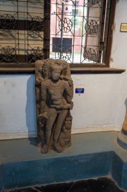 Chennai, Tamil Nadu, Hindistan - 02.07.2025: Bir adam heykeli bir çıkıntının üzerinde oturuyor. Heykelin yanında mavi bir tabela var. Chennai 'de.