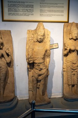 Chennai, Tamil Nadu, Hindistan - 02.07.2025: Bir adamın heykeli müzededir. Arka planda iki kadın heykeli daha var. Chennai 'de.