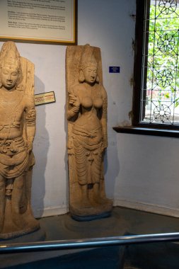 Chennai, Tamil Nadu, Hindistan - 02.07.2025: İki kadın heykeli yan yana duruyor. Heykellerden biri mavi bir işaret takıyor. Chennai 'de.