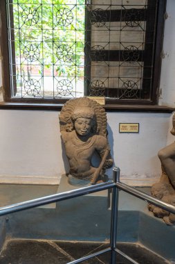 Chennai, Tamil Nadu, Hindistan - 02.07.2025: Müzede mızraklı bir adamın heykeli sergileniyor. Heykel taştan yapılmıştır. Chennai 'de.