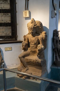 Chennai, Tamil Nadu, Hindistan - 02.07.2025: Sandalyede oturan bir adamın heykeli. Heykel bir müzede sergileniyor. Chennai 'de.