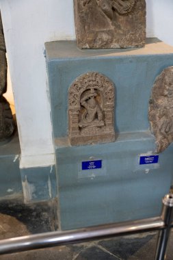 Chennai, Tamil Nadu, Hindistan - 02.07.2025: Mavi bir plakette bir kişinin heykeli var. Duvarda iki heykel daha var. Chennai 'de.