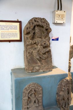 Chennai, Tamil Nadu, Hindistan - 02.07.2025: Kılıç tutan bir adamın heykeli bir kaidede sergilenmektedir. Chennai 'de.