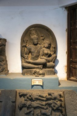 Chennai, Tamil Nadu, Hindistan - 02.07.2025: Bir kadın ve erkeğin birlikte oturduğu bir heykel. Heykelin yanındaki tabelada 