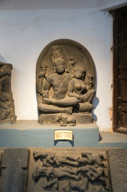 Chennai, Tamil Nadu, Hindistan - 02.07.2025: Bir kaide üzerinde oturan kadın ve erkek heykeli. Heykelin yanında bir işaret var. Chennai 'de.