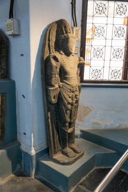 Chennai, Tamil Nadu, Hindistan - 02.07.2025: Mavi basamakta duran bir adam heykeli. Heykel taştan yapılmıştır ve çok uzundur. Chennai 'de.