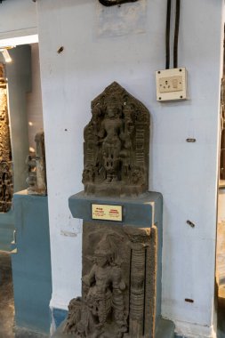 Chennai, Tamil Nadu, Hindistan - 02.07.2025: Heykelin üzerinde bir adam heykeli var. Yanında 