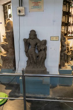 Chennai, Tamil Nadu, Hindistan - 02.07.2025: Müzede bir kadın ve erkeğin heykeli sergileniyor. Heykel taştan yapılmıştır. Chennai 'de.