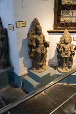 Chennai, Tamil Nadu, Hindistan - 02.07.2025: kafasında taç olan bir adamın heykeli. Arka planda başka insan heykelleri de var. Chennai 'de.