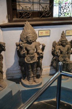 Chennai, Tamil Nadu, Hindistan - 02.07.2025: sırtında keçi olan bir adamın heykeli. Başka insan heykelleri de var. Chennai 'de.