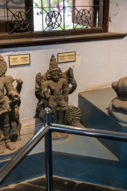 Chennai, Tamil Nadu, Hindistan - 02.07.2025: Müzede bir erkek heykeli sergileniyor. Arka planda iki heykel daha var. Chennai 'de.