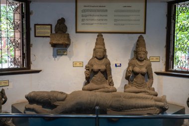 Chennai, Tamil Nadu, Hindistan - 02.07.2025: Yatağın üzerinde bir kadın heykeli oturuyor. Yatakta oturan iki kadın heykeli var. Chennai 'de.