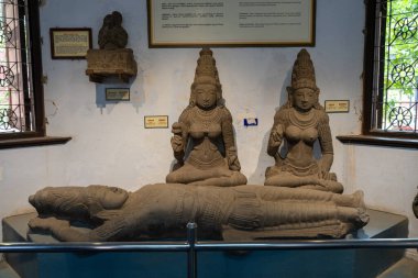 Chennai, Tamil Nadu, Hindistan - 02.07.2025: Bir heykel üzerinde oturan büyük bir kadın heykeli, aynı yerde oturan iki kadın heykeli. Chennai 'de.