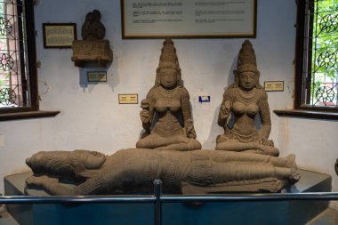 Chennai, Tamil Nadu, Hindistan - 02.07.2025: Müzede bir kadın heykeli sergileniyor. Yakınlarda iki kadın heykeli daha var. Chennai 'de.