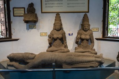 Chennai, Tamil Nadu, Hindistan - 02.07.2025: Müzede bir kadın heykeli sergileniyor. İki kadın heykeli var. Chennai 'de.