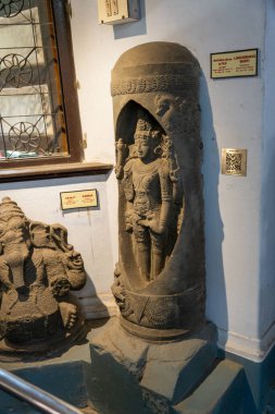 Chennai, Tamil Nadu, Hindistan - 02.07.2025: Müzede bir erkek heykeli sergileniyor. Heykel taştan yapılmıştır ve bir kaide üzerindedir. Chennai 'de.