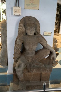 Chennai, Tamil Nadu, Hindistan - 02.07.2025: Bankta oturan bir adamın heykeli. Heykel kahverengi ve kafasında bir taç var. Chennai 'de.