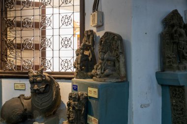 Chennai, Tamil Nadu, Hindistan - 02.07.2025: Duvarda bir heykel koleksiyonu sergilenmektedir. Heykellerden biri bir aslan. Chennai 'de.