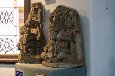 Chennai, Tamil Nadu, Hindistan - 02.07.2025: Bir adamın heykeli başka bir heykelin yanında duruyor. Kaidesi mavi. Chennai 'de.