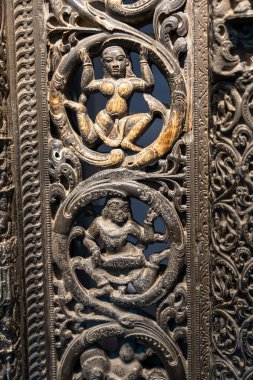 Chennai, Tamil Nadu, Hindistan - 02.07.2025: Bir kadın ve bir erkeğin siyah beyaz oyması. Kadın oturuyor ve adam ayakta duruyor. Chennai 'de.