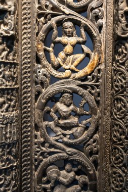 Chennai, Tamil Nadu, Hindistan - 02.07.2025: Kafasında yılan olan bir kadının yer aldığı güzel bir sanat eseridir. Chennai 'de.