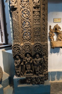 Chennai, Tamil Nadu, Hindistan - 02.07.2025: Üzerinde üç kadın heykeli olan bir sütun. Sütun kahverengi ve çok fazla detaya sahip. Chennai 'de.