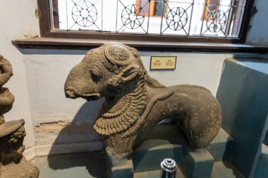 Chennai, Tamil Nadu, Hindistan - 02.07.2025: Müzede bir koç heykeli sergilenmektedir. Heykel taştan yapılmıştır ve uzun bir kuyruğu vardır. Chennai 'de.