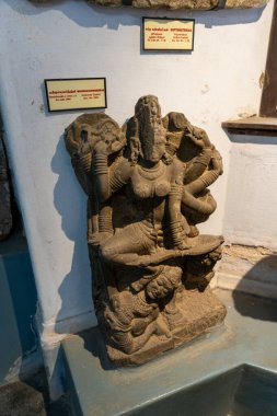 Chennai, Tamil Nadu, Hindistan - 02.07.2025: Taş kafalı bir kadın heykeli. Bir kaidede duruyor. Chennai 'de.