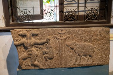 Chennai, Tamil Nadu, Hindistan - 02.07.2025: Bir insan ve bir domuzun taş oyması. Adam bir sopa tutuyor ve domuz saldırıya uğruyor. Chennai 'de.