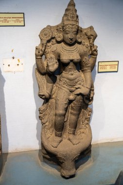 Chennai, Tamil Nadu, Hindistan - 02.07.2025: Kalçasında eli olan bir kadın heykeli. Heykel bir kaidede. Chennai 'de.