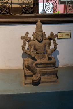 Chennai, Tamil Nadu, Hindistan - 02.07.2025: Bir heykelin üzerinde oturan bir adam heykeli. Heykel taştan yapılmıştır ve bir bankta oturmaktadır. Chennai 'de.