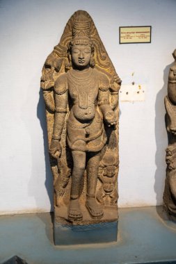 Chennai, Tamil Nadu, Hindistan - 02.07.2025: Kalçasında eli olan bir kişinin heykeli. Heykel bir müzede sergileniyor. Chennai 'de.
