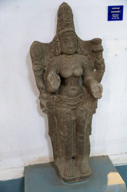 Chennai, Tamil Nadu, Hindistan - 02.07.2025: Kalçasında eli olan bir kadın heykeli. O bir kaide üzerinde. Heykel kahverengi. Chennai 'de.