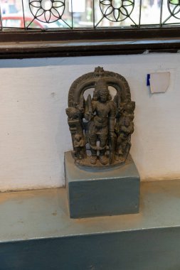 Chennai, Tamil Nadu, Hindistan - 02.07.2025: Kılıçlı bir erkek heykeli ve omuzunda eli olan bir kadın. Heykel bir kaidede. Chennai 'de.