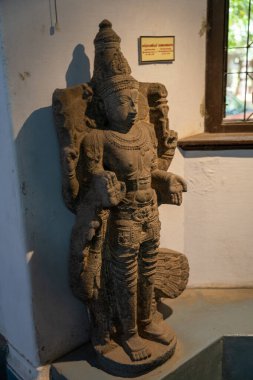 Chennai, Tamil Nadu, Hindistan - 02.07.2025: kafasında kuş olan bir adamın heykeli. Bir müzede sergileniyor. Chennai 'de.