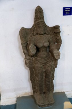 Chennai, Tamil Nadu, Hindistan - 02.07.2025: Kalçasında eli olan bir kadın heykeli. Heykel kahverengi ve kafası var. Chennai 'de.